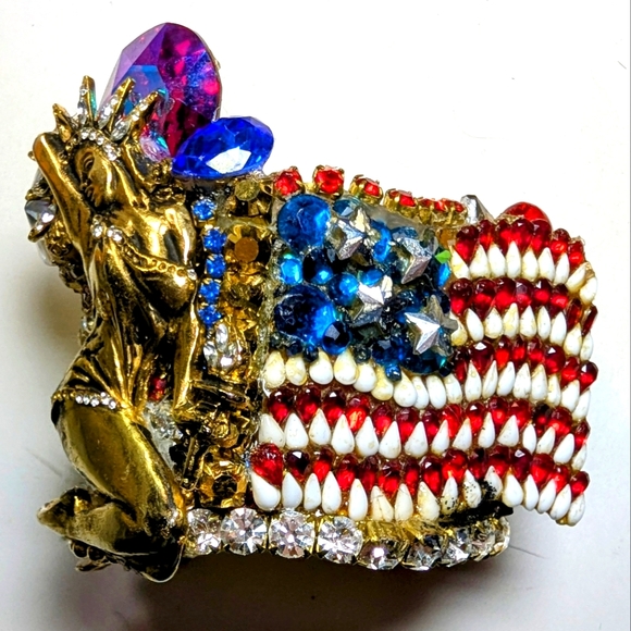 Wendy Gell Gorgeous Wristy Cuff Marilyn Monroe As The Statue Of Liberty Jewels - Picture 1 of 4